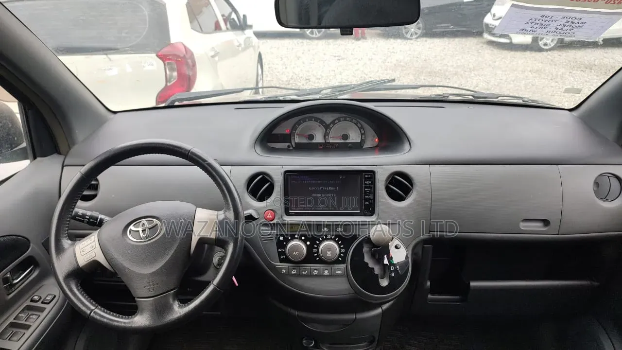 Toyota Sienta 1.5 FWD 2014 Black