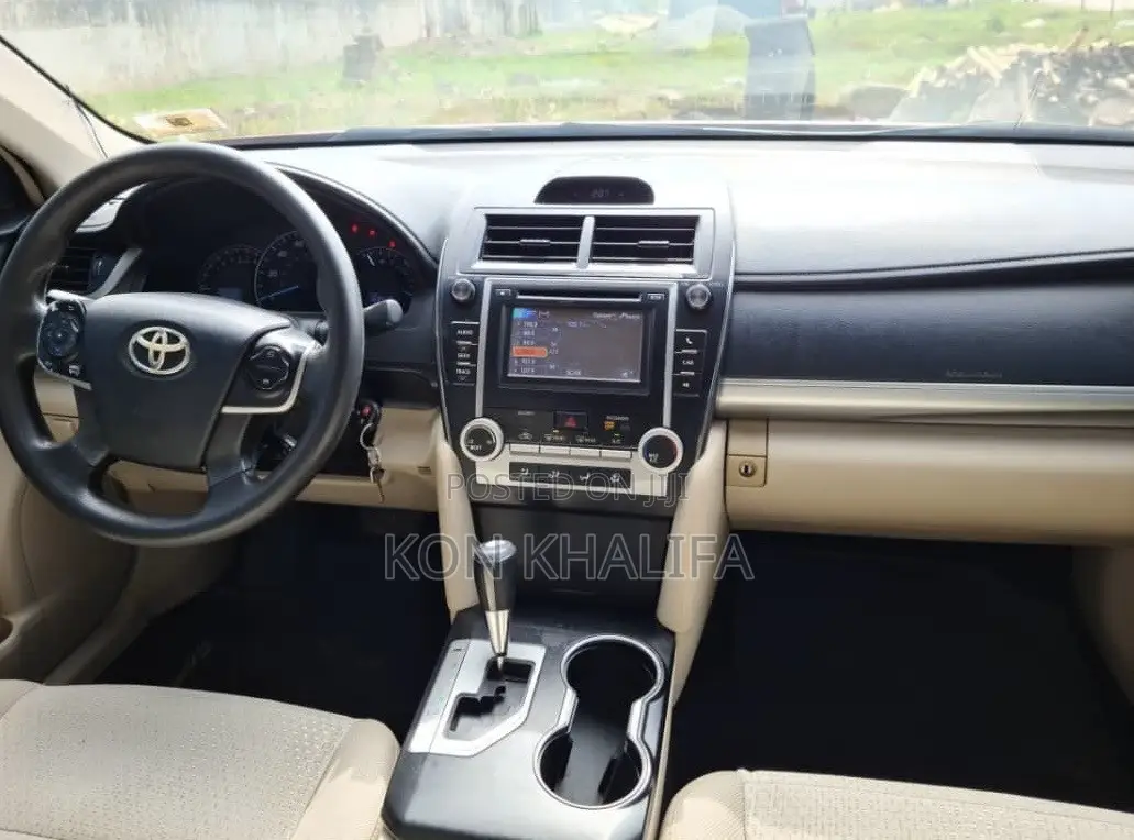 Toyota Camry LE 4dr Sedan (2.5L 4cyl 6A) 2014 Red