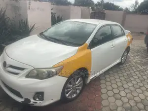 Toyota Corolla LE 4dr Sedan (1.8L 4cyl 4A) 2013 White
