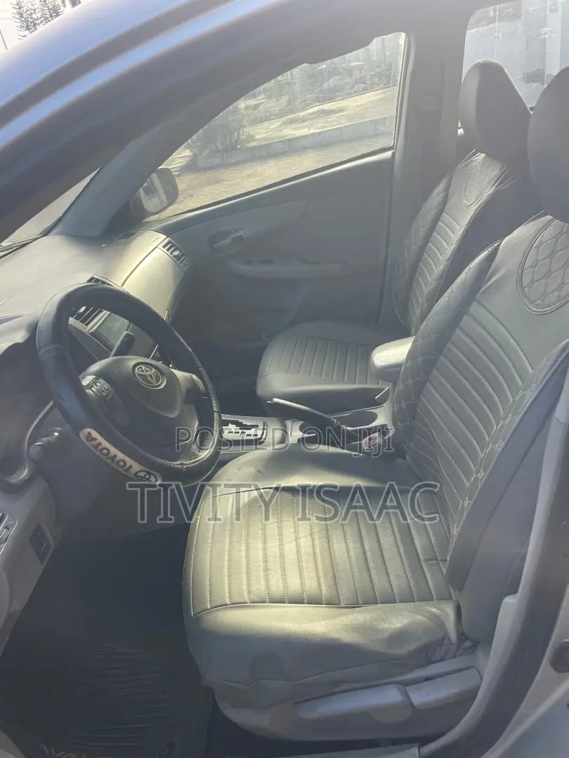 Toyota Corolla LE 4dr Sedan (1.8L 4cyl 4A) 2010 Silver