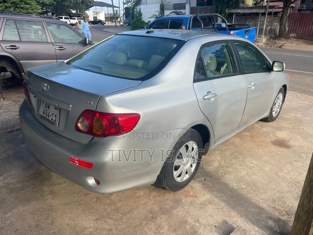 Toyota Corolla LE 4dr Sedan (1.8L 4cyl 4A) 2010 Silver