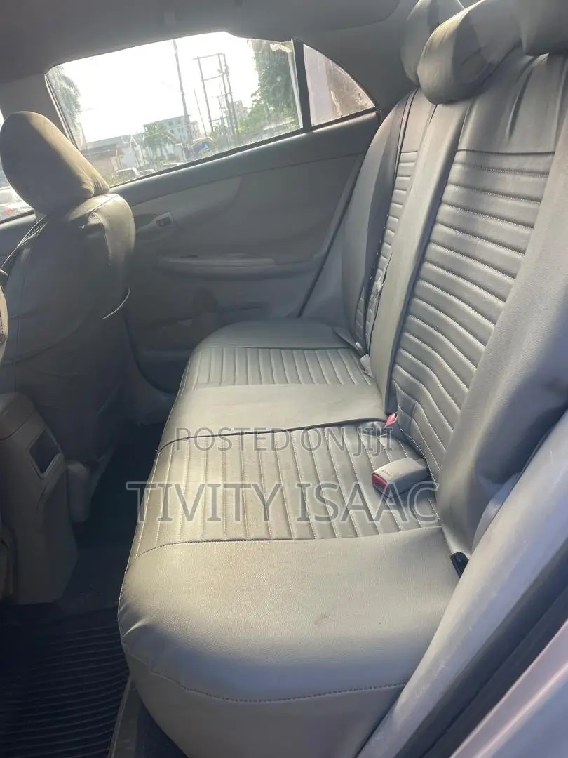 Toyota Corolla LE 4dr Sedan (1.8L 4cyl 4A) 2010 Silver