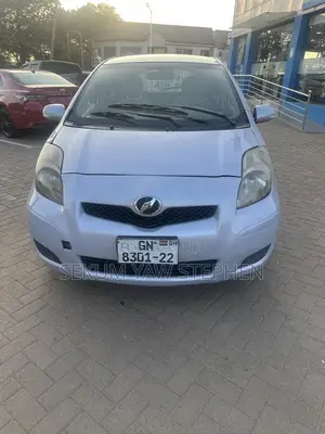 Toyota Vitz 2010 Silver