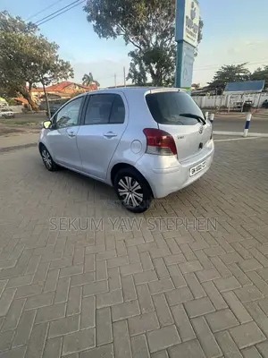 Toyota Vitz 2010 Silver