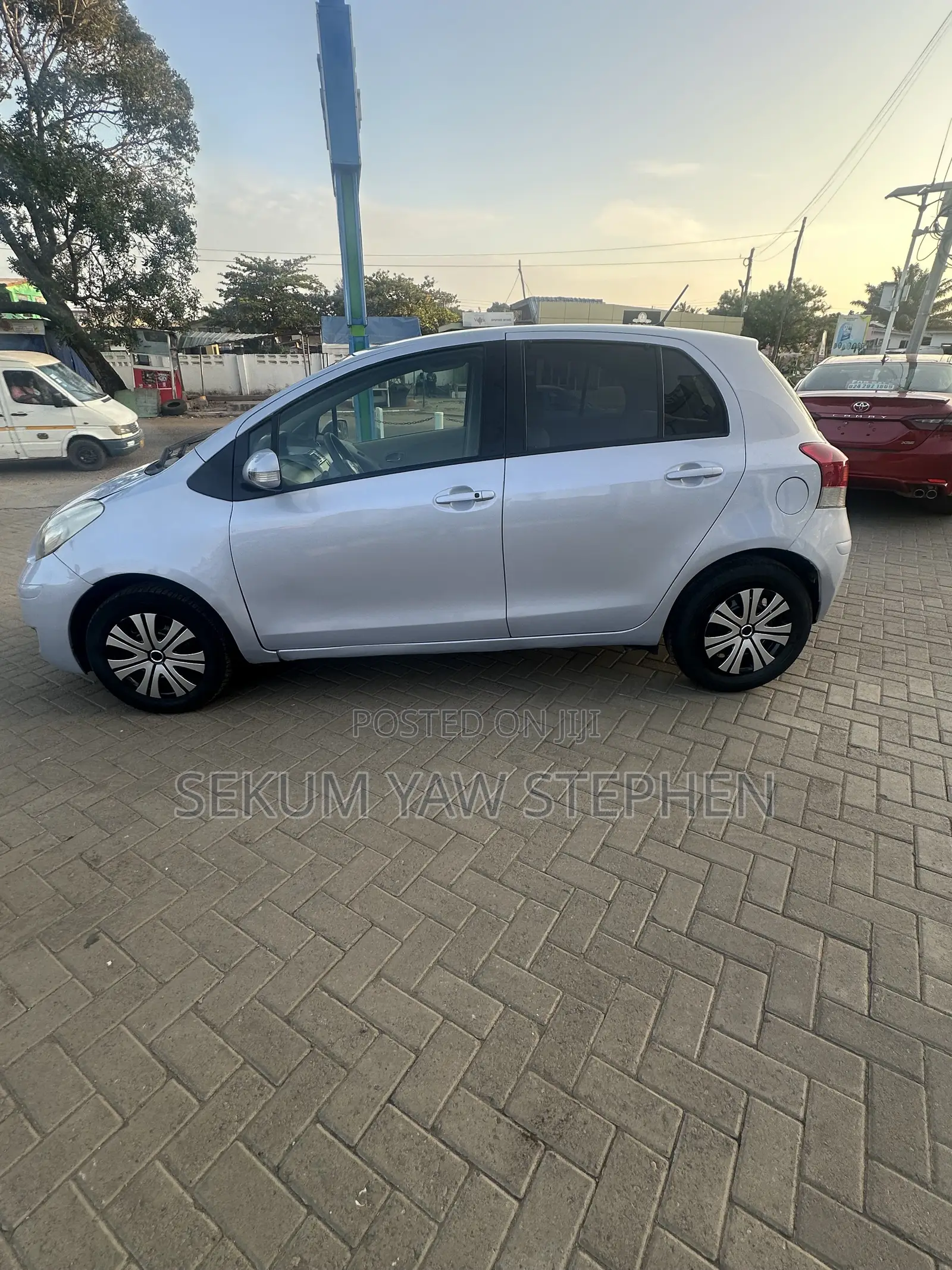 Toyota Vitz 2010 Silver