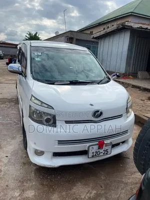 Toyota Voxy V 4WD 8-Seater 2013 White