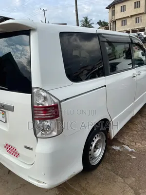 Toyota Voxy V 4WD 8-Seater 2013 White