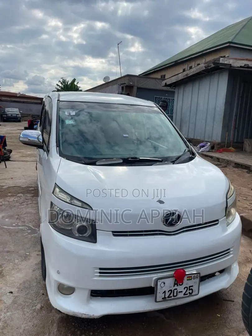 Toyota Voxy V 4WD 8-Seater 2013 White
