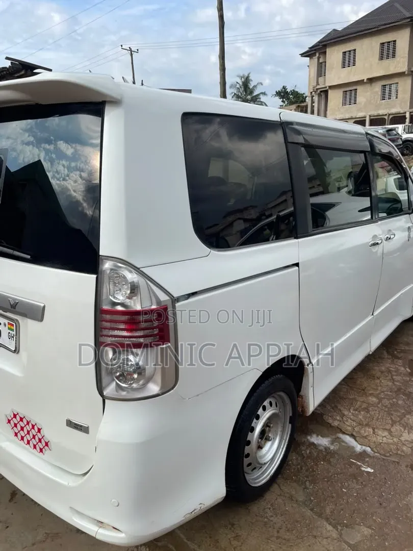 Toyota Voxy V 4WD 8-Seater 2013 White