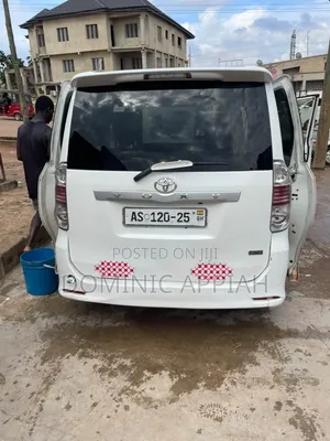 Toyota Voxy V 4WD 8-Seater 2013 White