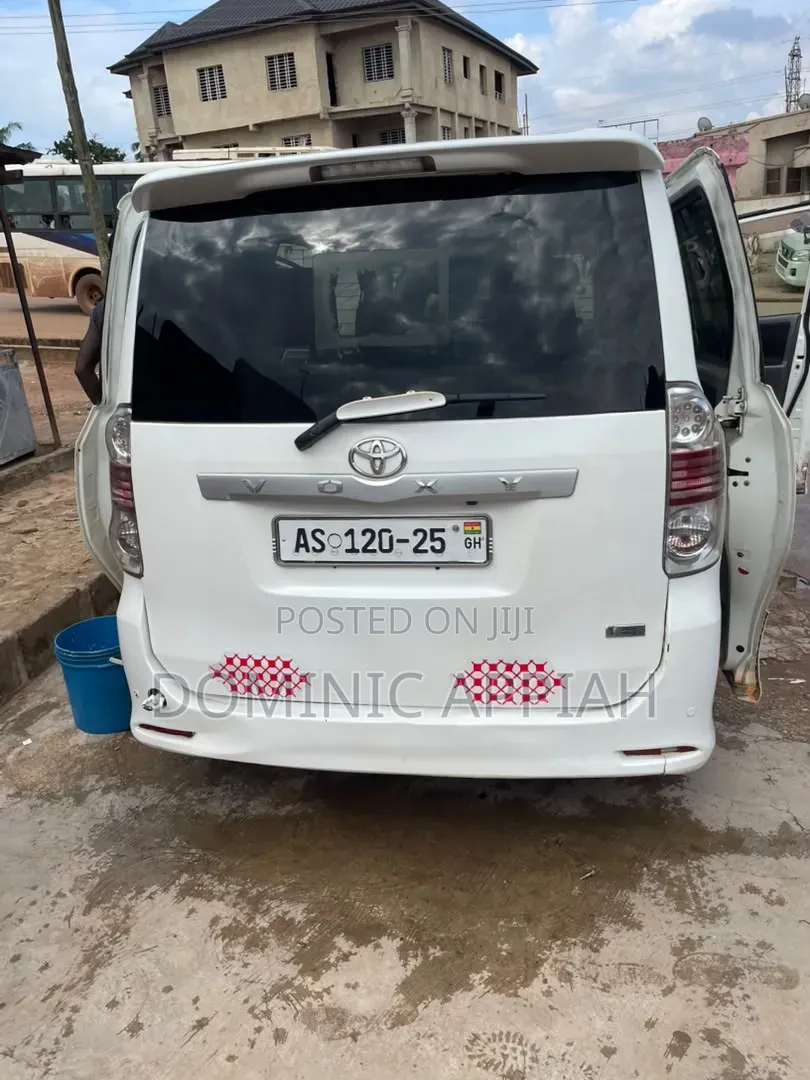 Toyota Voxy V 4WD 8-Seater 2013 White
