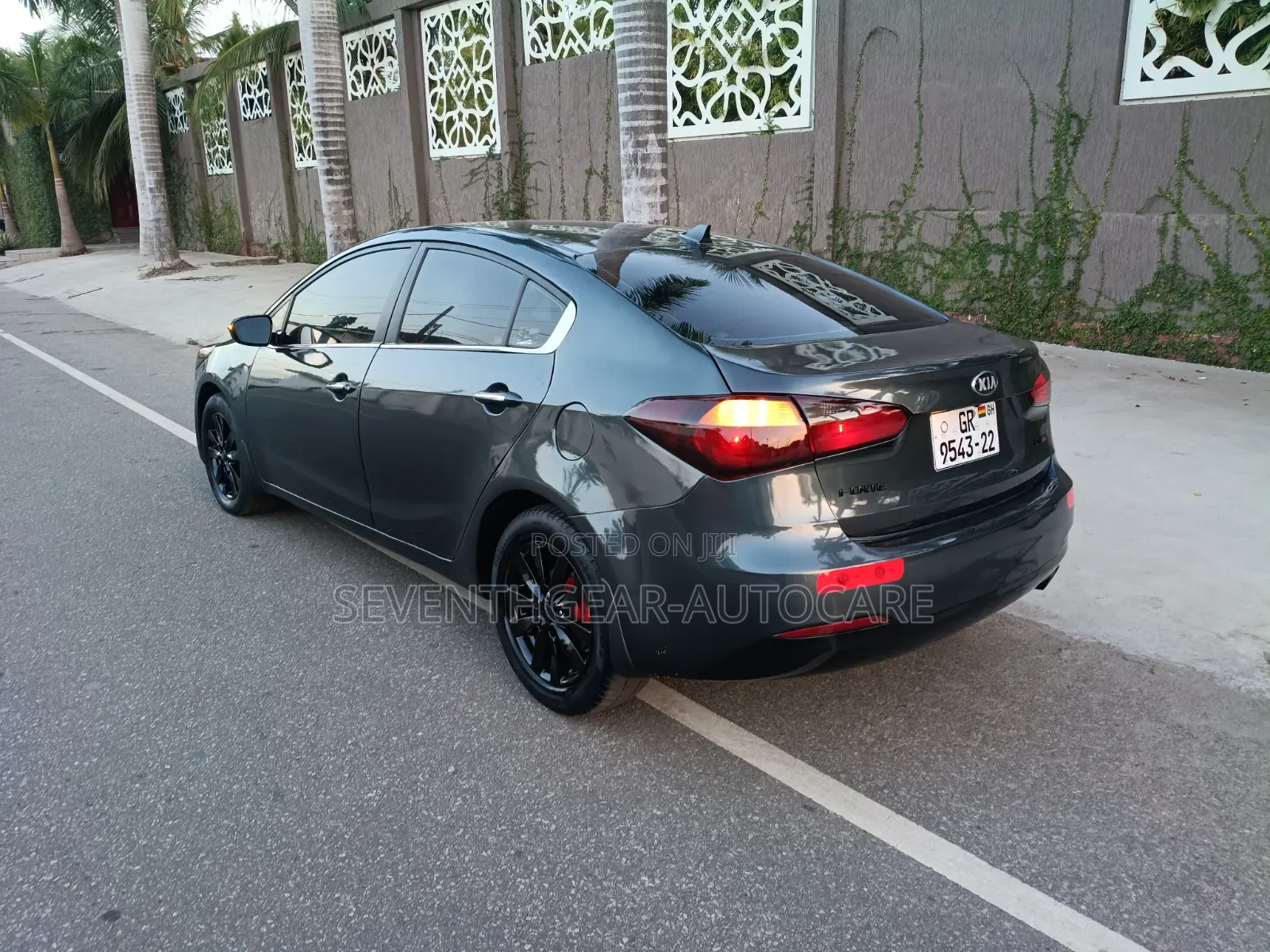 Hyundai Elantra Limited Sedan FWD (2.0L 4cyl 6A) 2017 Gray