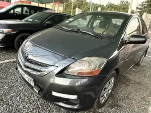 Toyota Yaris Base Sedan 4dr 2010 Gray