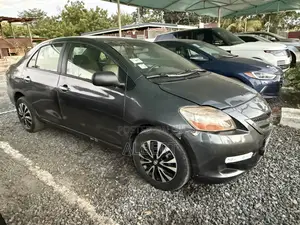 Toyota Yaris Base Sedan 4dr 2010 Gray