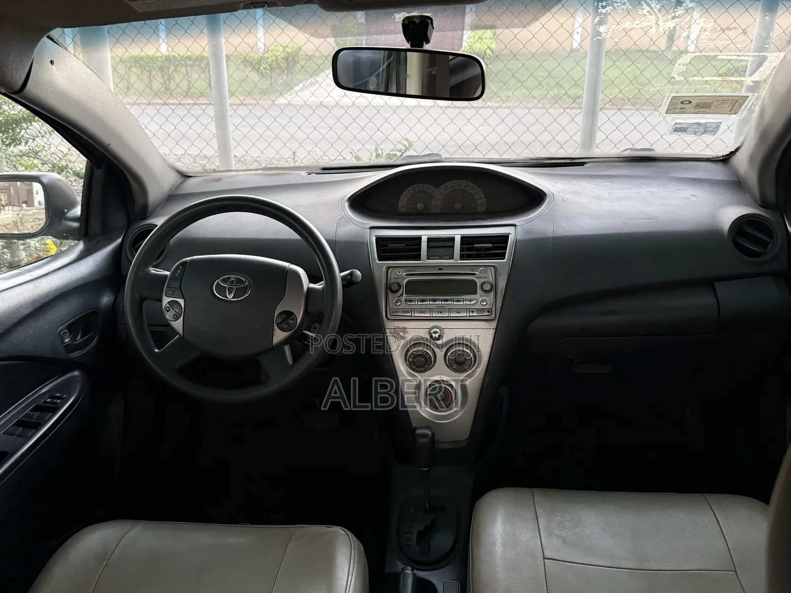 Toyota Yaris Base Sedan 4dr 2010 Gray