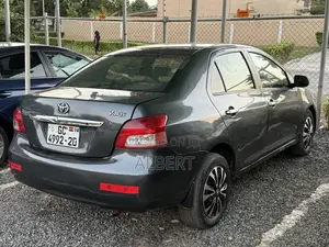 Toyota Yaris Base Sedan 4dr 2010 Gray