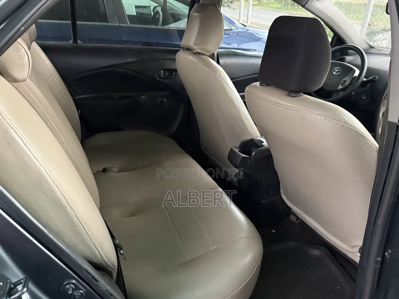 Toyota Yaris Base Sedan 4dr 2010 Gray