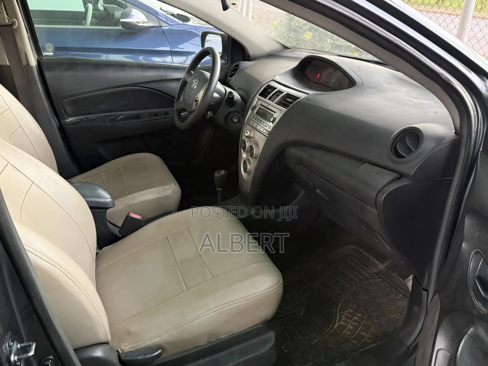 Toyota Yaris Base Sedan 4dr 2010 Gray