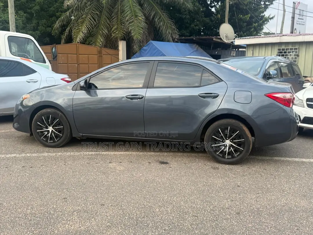 Toyota Corolla SE 4dr Sedan (1.8L 4cyl CVT) 2017