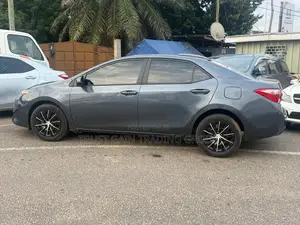 Toyota Corolla SE 4dr Sedan (1.8L 4cyl CVT) 2017