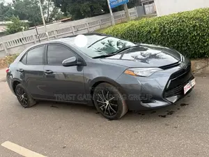 Toyota Corolla SE 4dr Sedan (1.8L 4cyl CVT) 2017