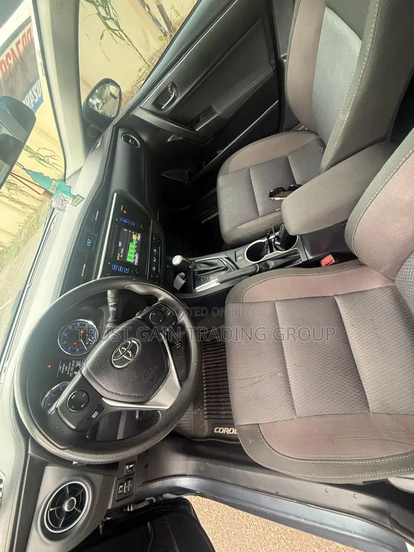 Toyota Corolla SE 4dr Sedan (1.8L 4cyl CVT) 2017