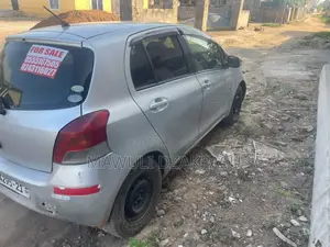 Toyota Vitz 2009 Silver