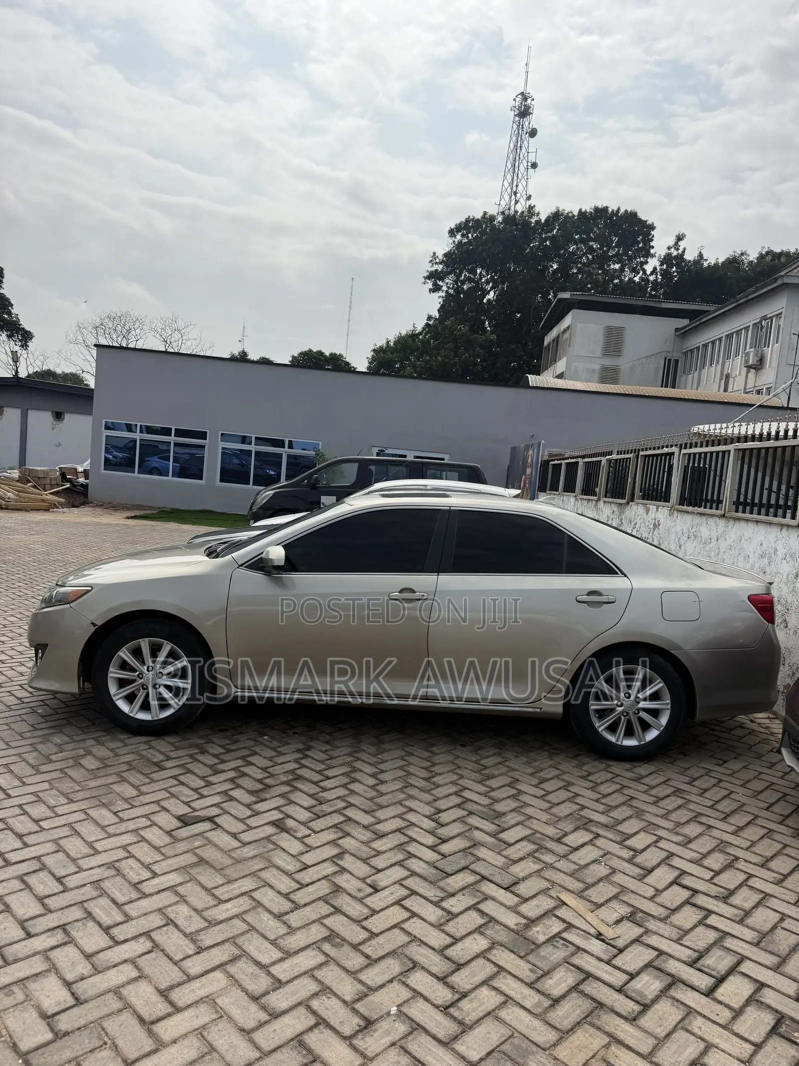 Toyota Camry XLE 4dr Sedan w/Prod. End 11/13 (3.5L 6cyl 6A) 2014 Gold