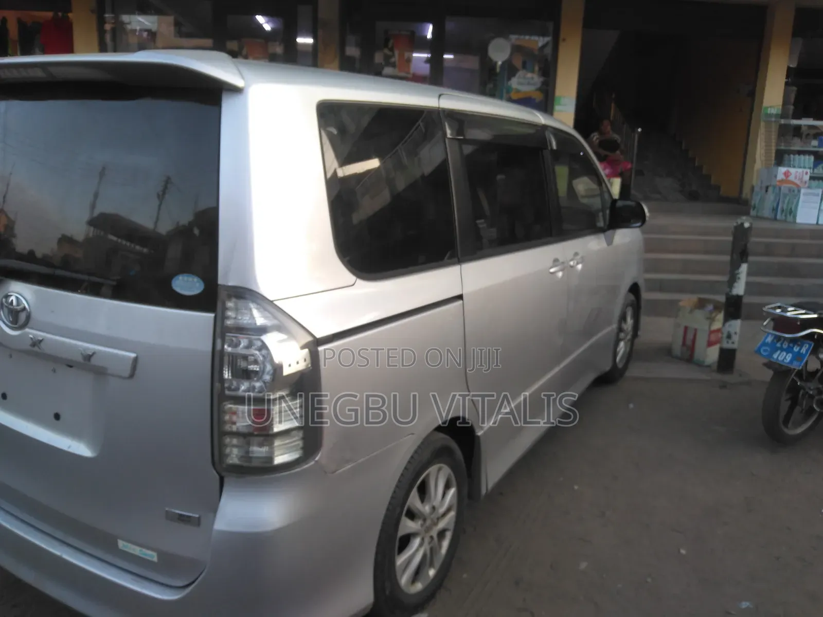 Toyota Voxy V 2WD 8-Seater 2013 Silver