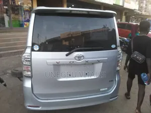 Toyota Voxy V 2WD 8-Seater 2013 Silver