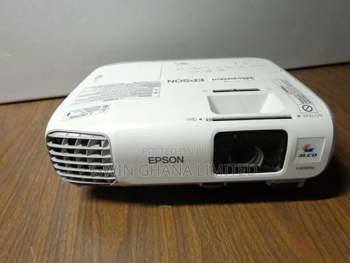 Epson Powerlite X17 HDMI 2700 Lumens/10,000:1 Contrast XGA Projector.