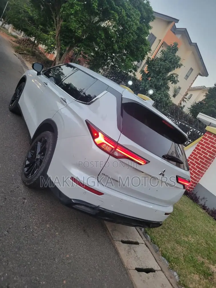Mitsubishi Outlander SEL Launch Edition 2022 White