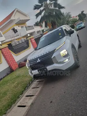 Mitsubishi Outlander SEL Launch Edition 2022 White