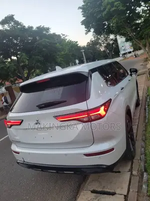 Mitsubishi Outlander SEL Launch Edition 2022 White