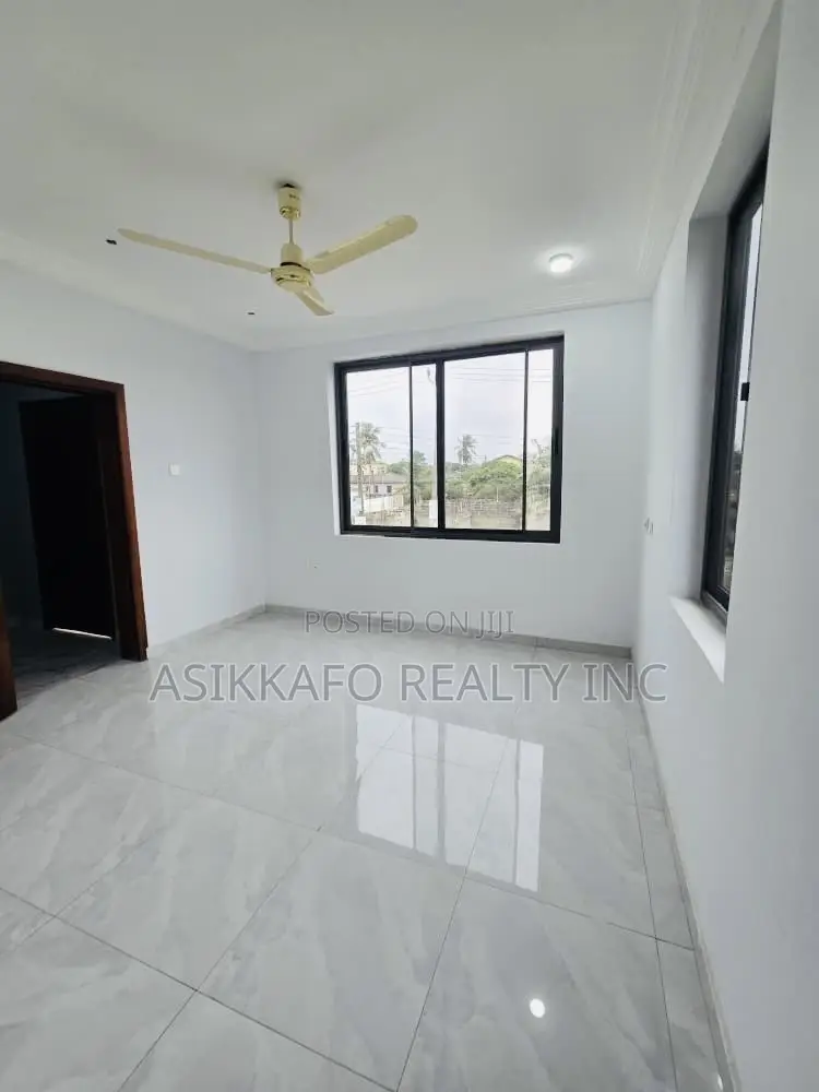 3bdrm Penthouse in Marwako, Labone for rent