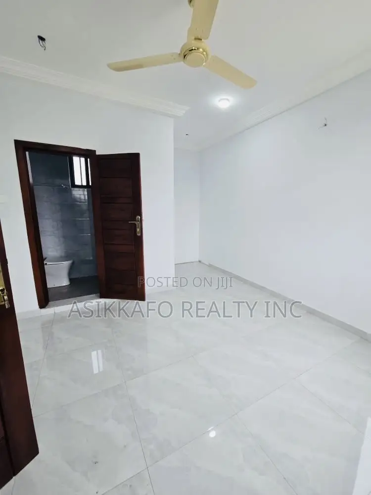 3bdrm Penthouse in Marwako, Labone for rent