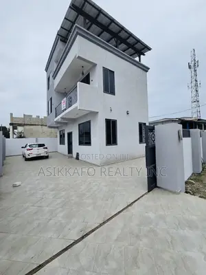 3bdrm Penthouse in Marwako, Labone for rent