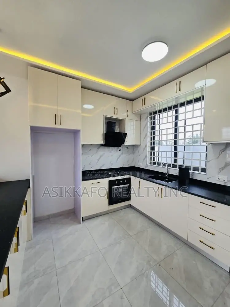 3bdrm Penthouse in Marwako, Labone for rent