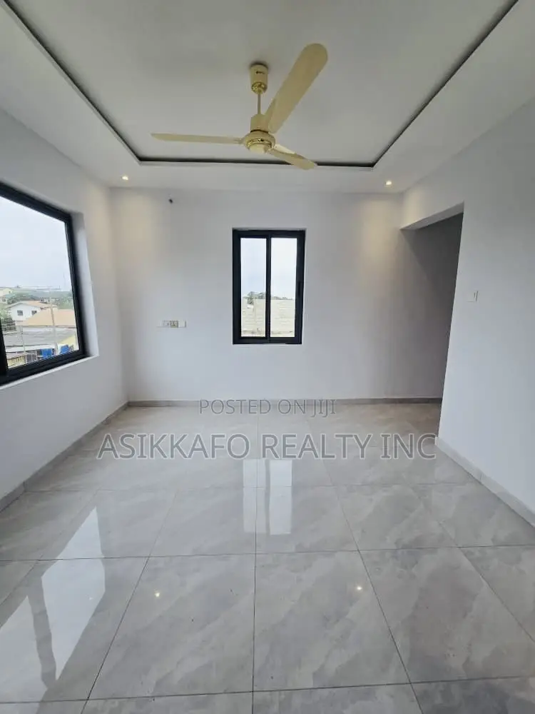 3bdrm Penthouse in Marwako, Labone for rent