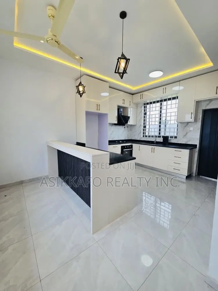 3bdrm Penthouse in Marwako, Labone for rent