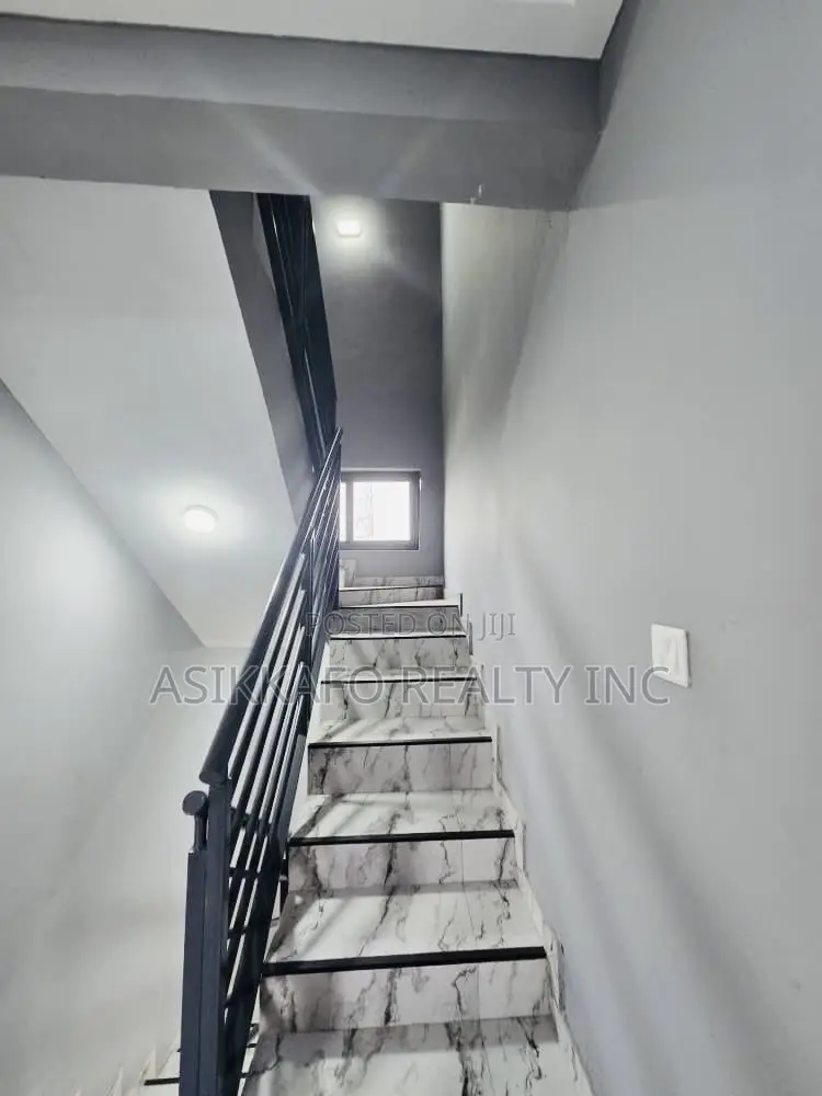 3bdrm Penthouse in Marwako, Labone for rent