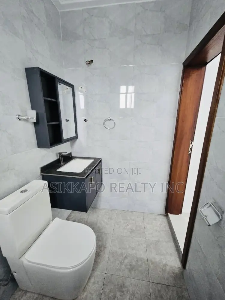 3bdrm Penthouse in Marwako, Labone for rent