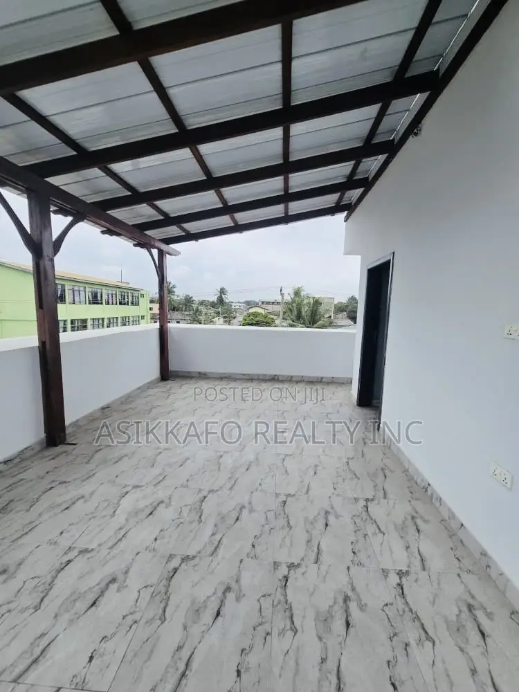 3bdrm Penthouse in Marwako, Labone for rent