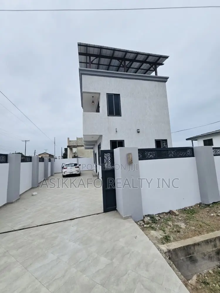 3bdrm Penthouse in Marwako, Labone for rent