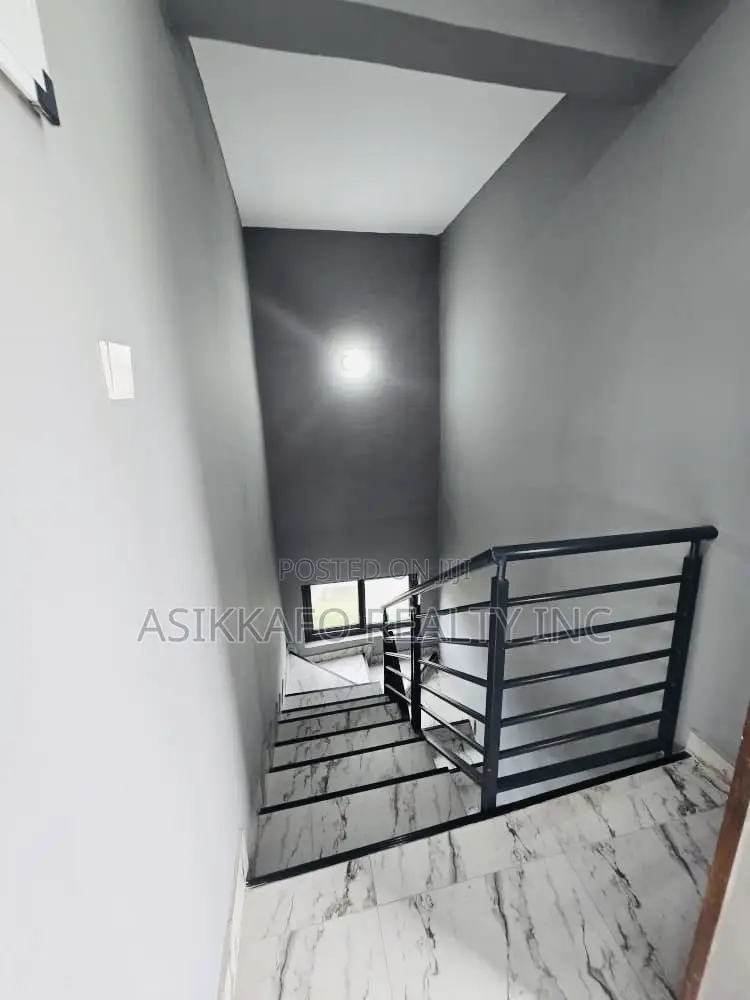 3bdrm Penthouse in Marwako, Labone for rent