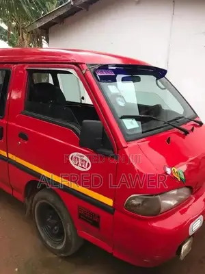 Hyundai H1 2002 Red