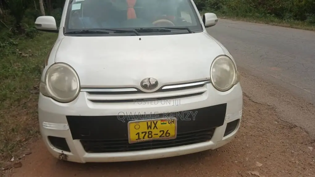 Toyota Sienta 2010 White