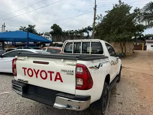 Toyota Hilux 2024 White