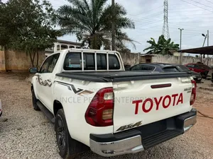 Toyota Hilux 2024 White