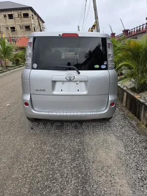 Toyota Sienta 1.5 FWD 2014 Silver